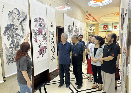 安(ān)陽舉行“傳承革命基因 赓續紅色血脈”退役軍人書畫展進社區(qū)活動